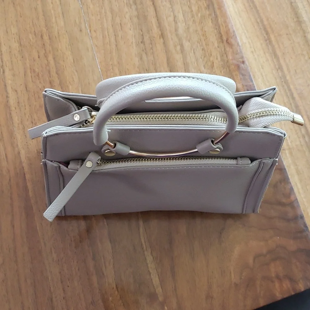 NWOT Crossbody purse with attachable strap - Picture 3 of 9